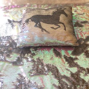 Justice Brand Fleece and flip silver sequins Lg throw. With flip sequins pillow